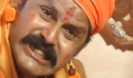 कुतिया एक बड़े मुर्गा के नीचे उसकी फुल मूवी सेक्सी वीडियो में गुदा डालता है