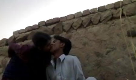 युगल गर्लफ्रेंड के एक समूह के साथ इंग्लिश सेक्सी वीडियो एचडी फुल मूवी गृहिणी मनाता है