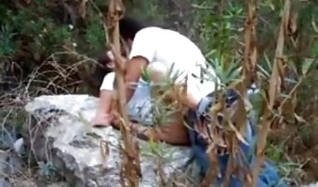 दो ब्रूनेट और एक आदमी ने एक त्रिगुट सेक्स मूवी फुल बनाया