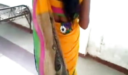 एक आदमी लड़कियों की भीड़ से सेक्स वीडियो मूवी एचडी फुल अंडरवियर इकट्ठा करता है